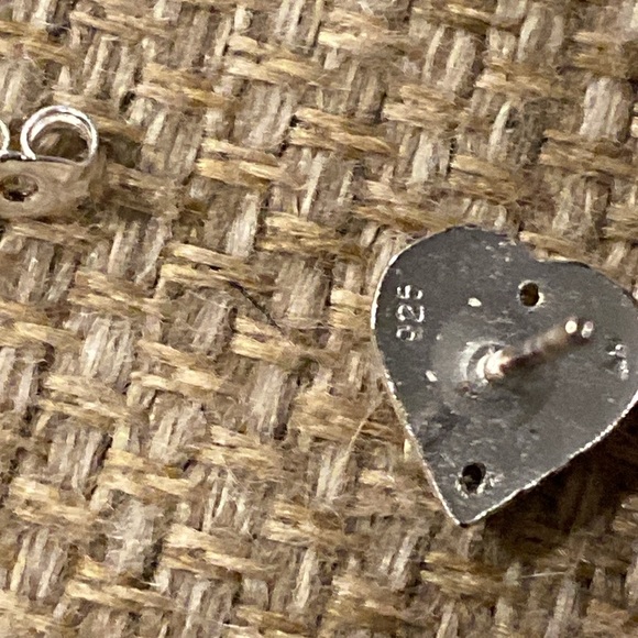 SILVER engraved embossed puff heart earrings NEW IN VELVET CLAMSHELL BOX CASE - Picture 4 of 5